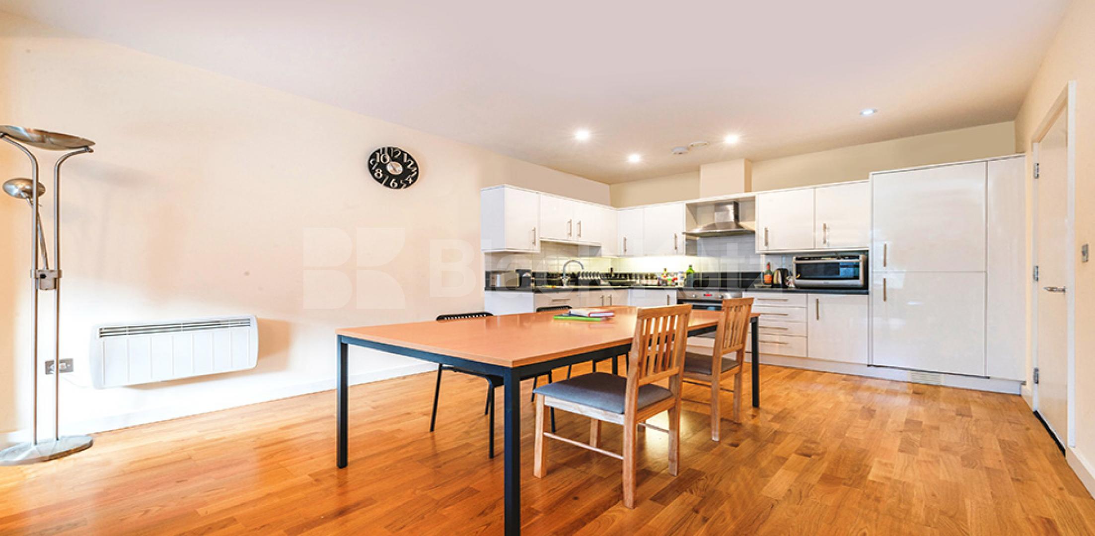 			STUNNING TWO BED WITH ROOF TERRACE!, 2 Bedroom, 1 bath, 1 reception Flat			 Axminster Road, HOLLOWAY